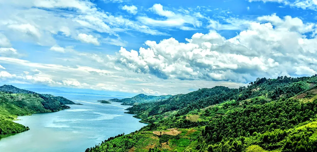Lac Kivu serpentant entre des collines verdoyantes près de Rusizi