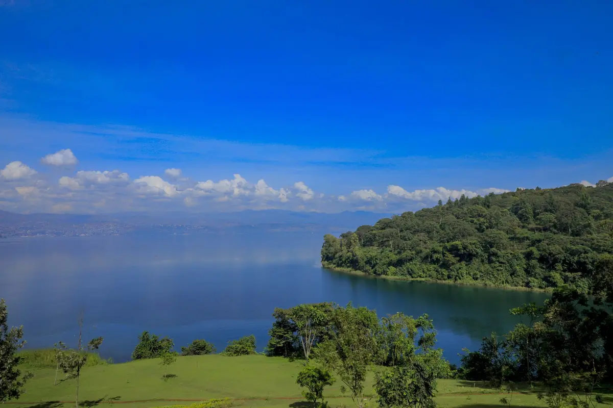 Rive paisible et collines au bord du lac Kivu près de Kamembe, à Rusizi